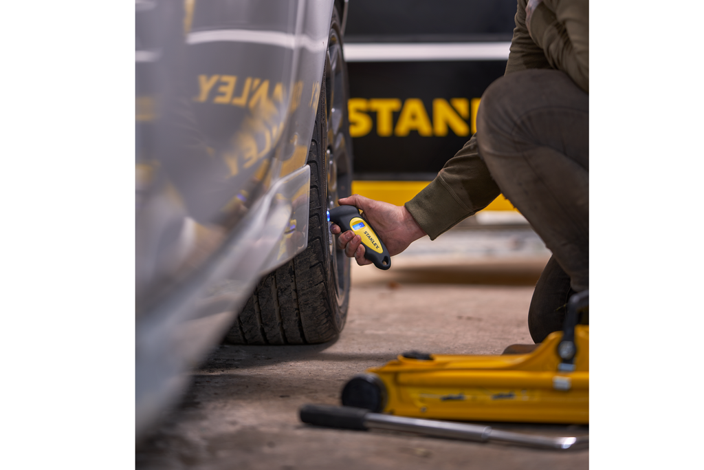 Manomètre numérique automobile STANLEY pour la pression des pneus, plage de 0 à 6,2 bar