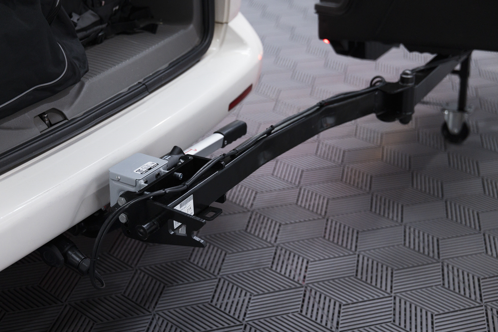 Coffre de rangement Towbox Camper Alpha à LED noire (court) - coffre à bagages monté sur attelage