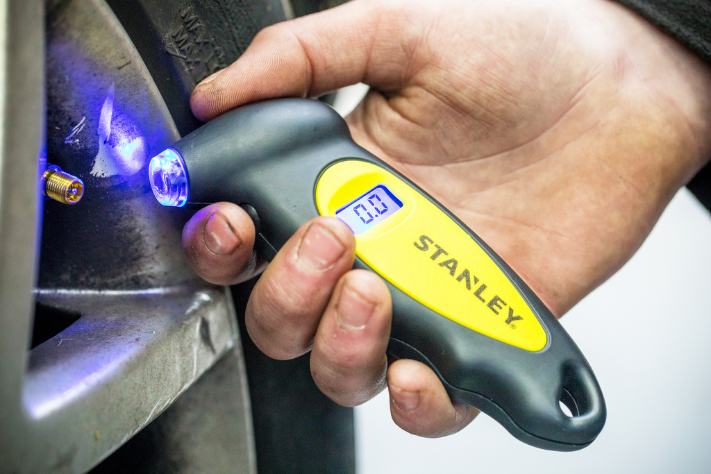 Manomètre numérique automobile STANLEY pour la pression des pneus, plage de 0 à 6,2 bar