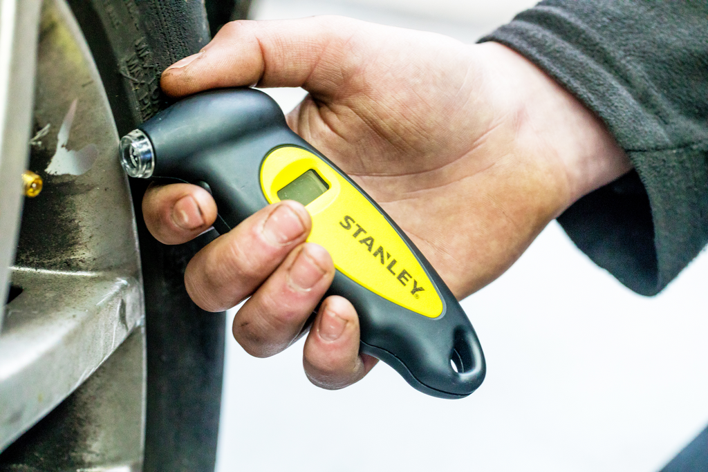 Manomètre numérique automobile STANLEY pour la pression des pneus, plage de 0 à 6,2 bar